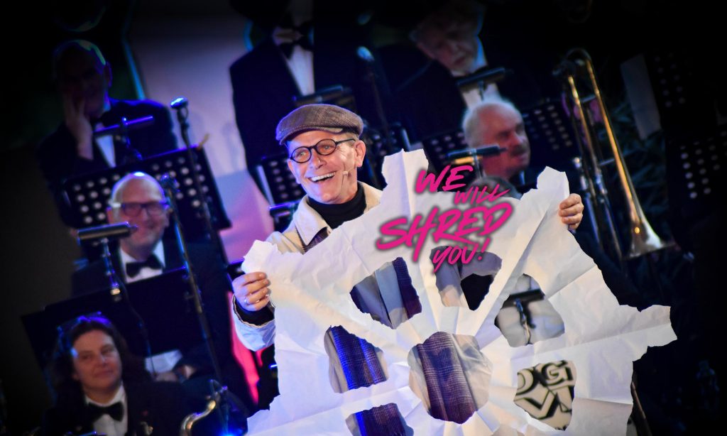 Der Papierkünstler mit seiner Papiershow für Firmenfest